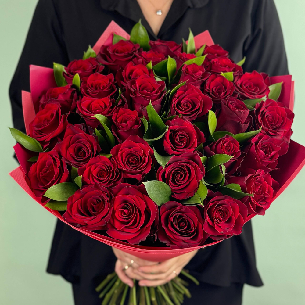 Букет из 33 бордовых роз с зеленью в упаковке №6