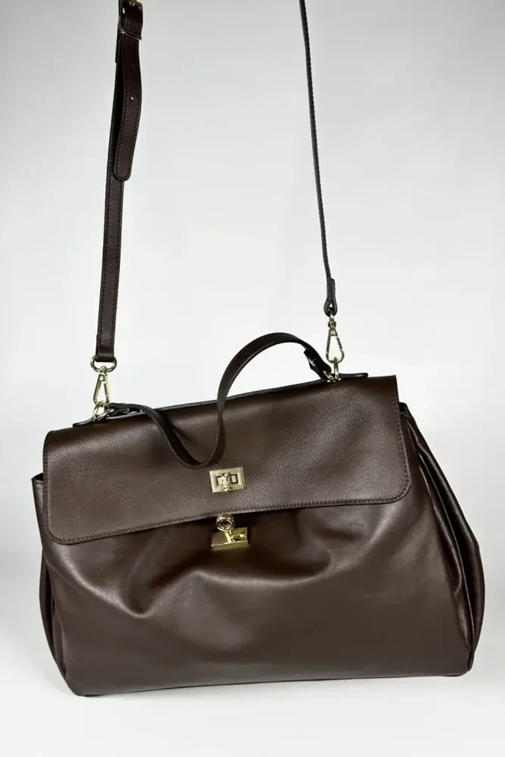 Женская сумка из натуральной кожи ягненка коричневого цвета