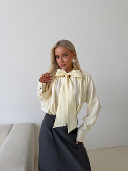 Блуза с бантом молочный