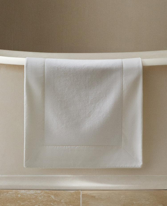 ZARA HOME КОВРИК ДЛЯ ВАННОЙ С ОКАНТОВКОЙ, ЖЕЛТОВАТО-БЕЛЫЙ