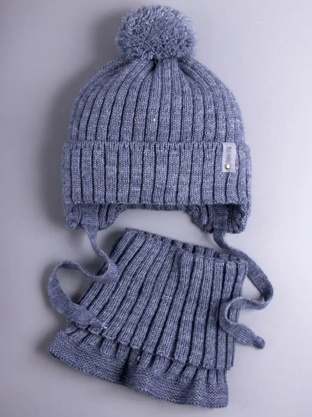 Шапка осенняя детская на завязках и снуд