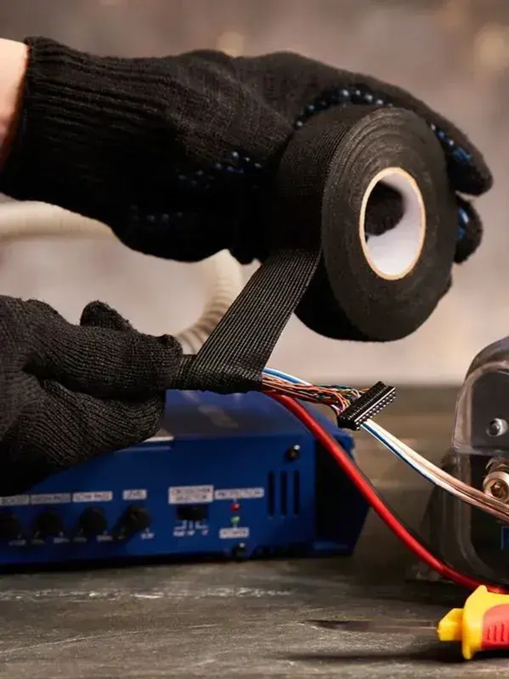 Изолента черная автомобильная 0.3х25 мм 15 м флисовая для проводов KRANZ