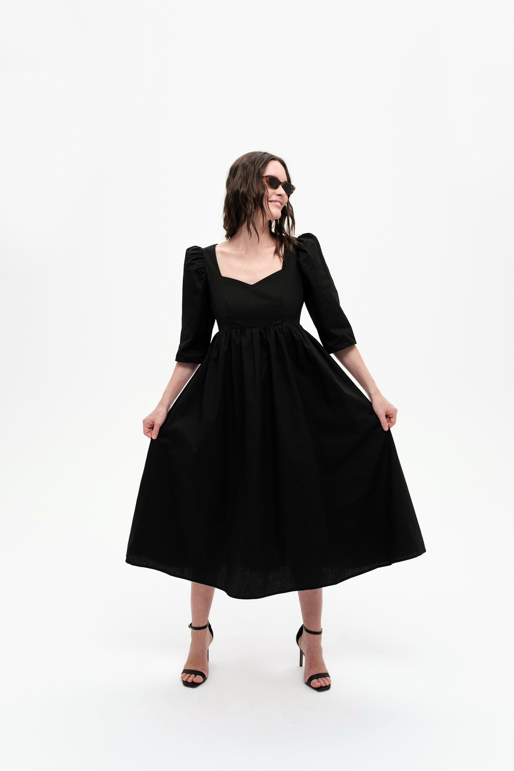 Черное платье с вырезом на спине