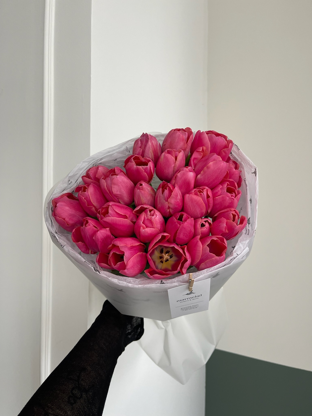 Букет из 25 ярко-розовых тюльпанов