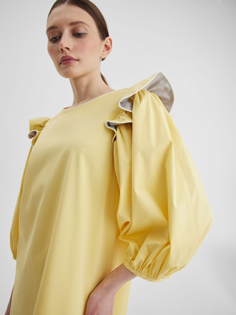 Платье с воланами светло-желтого цвета