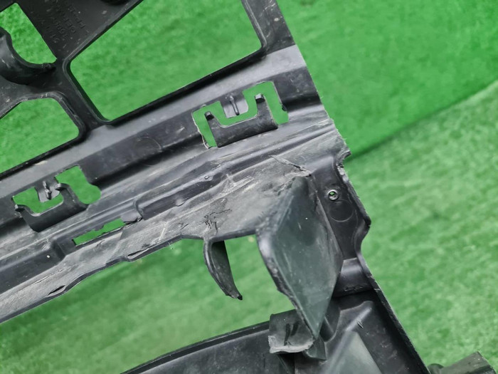 Кронштейн переднего бампера BMW 5er G30 (17-20)