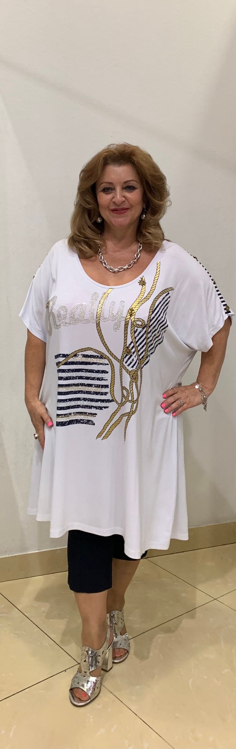 Стильная белая туника-безрукавка с оригинальным изображением