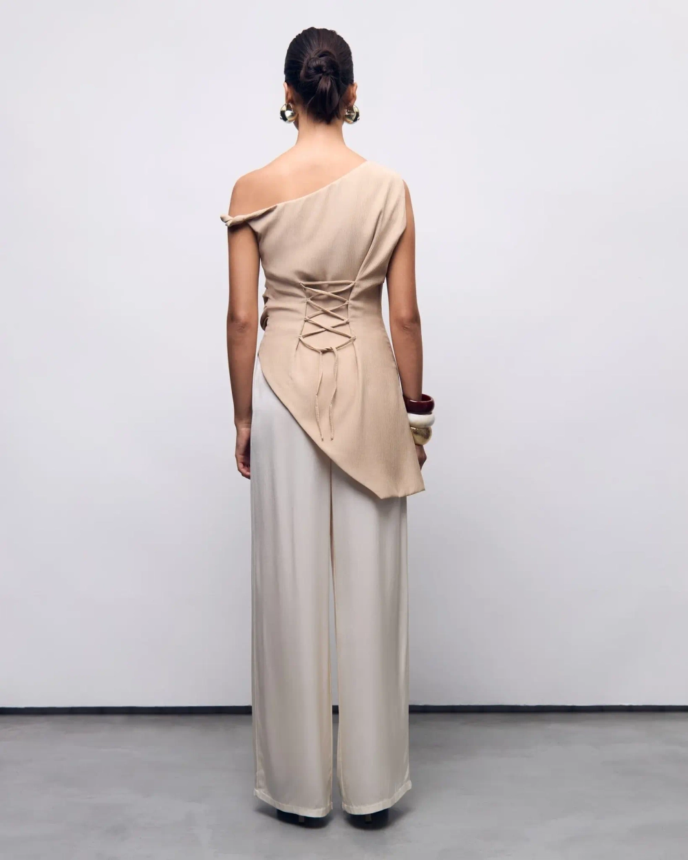 Топ приталенный на одно плечо