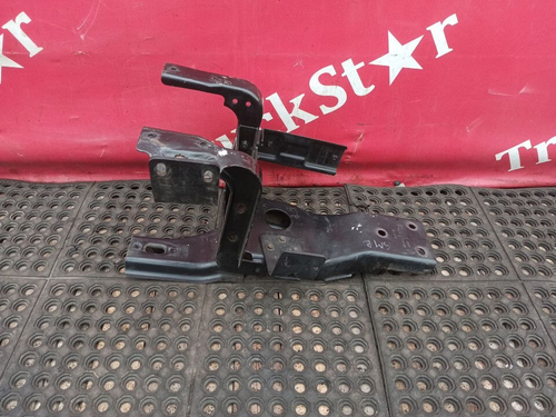 Кронштейн корпуса подножки правый 2024г