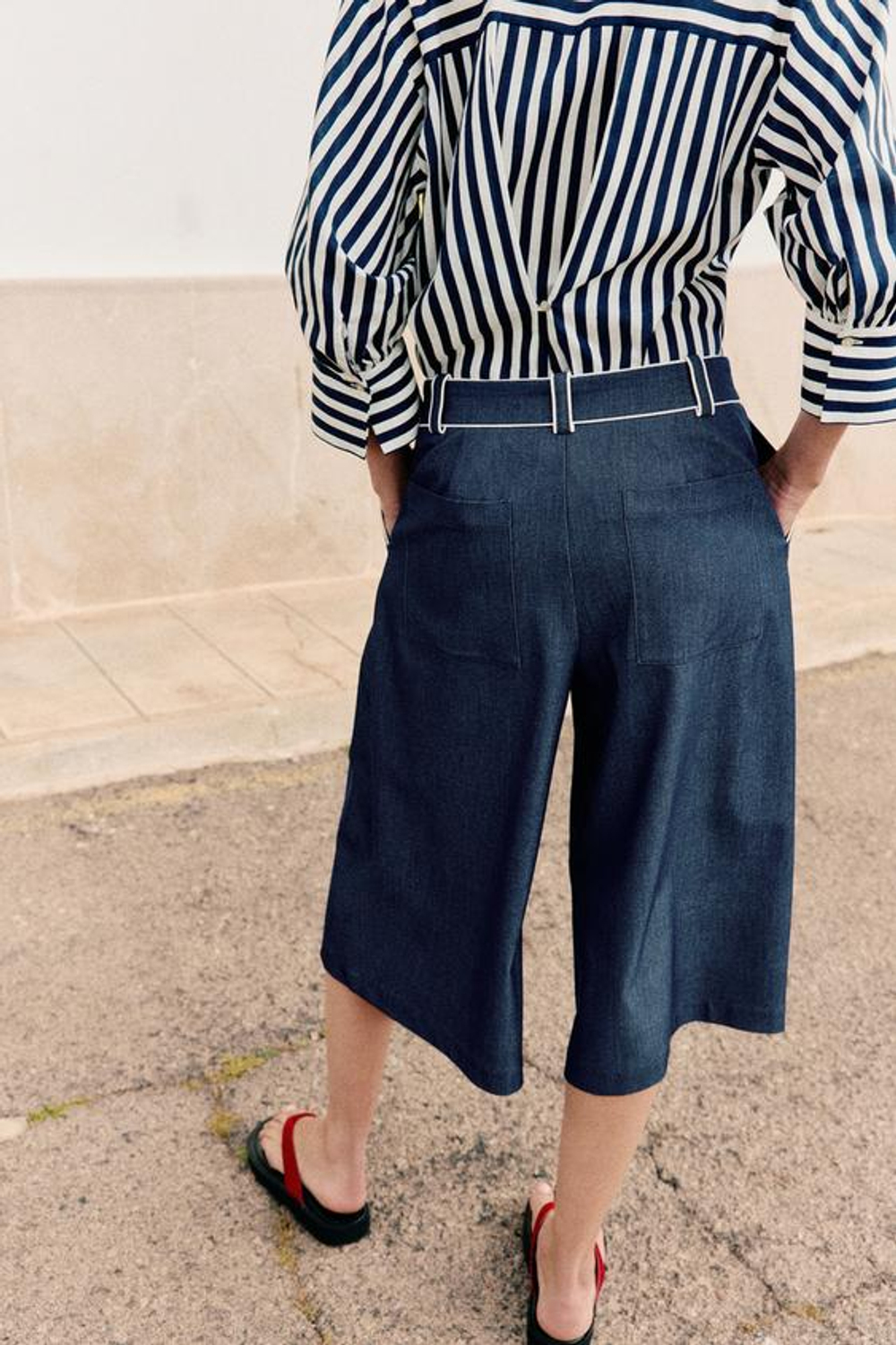 ZARA ШИРОКИЕ ШОРТЫ-БЕРМУДЫ С КОНТРАСТНОЙ ОТДЕЛКОЙ, СИНИЙ