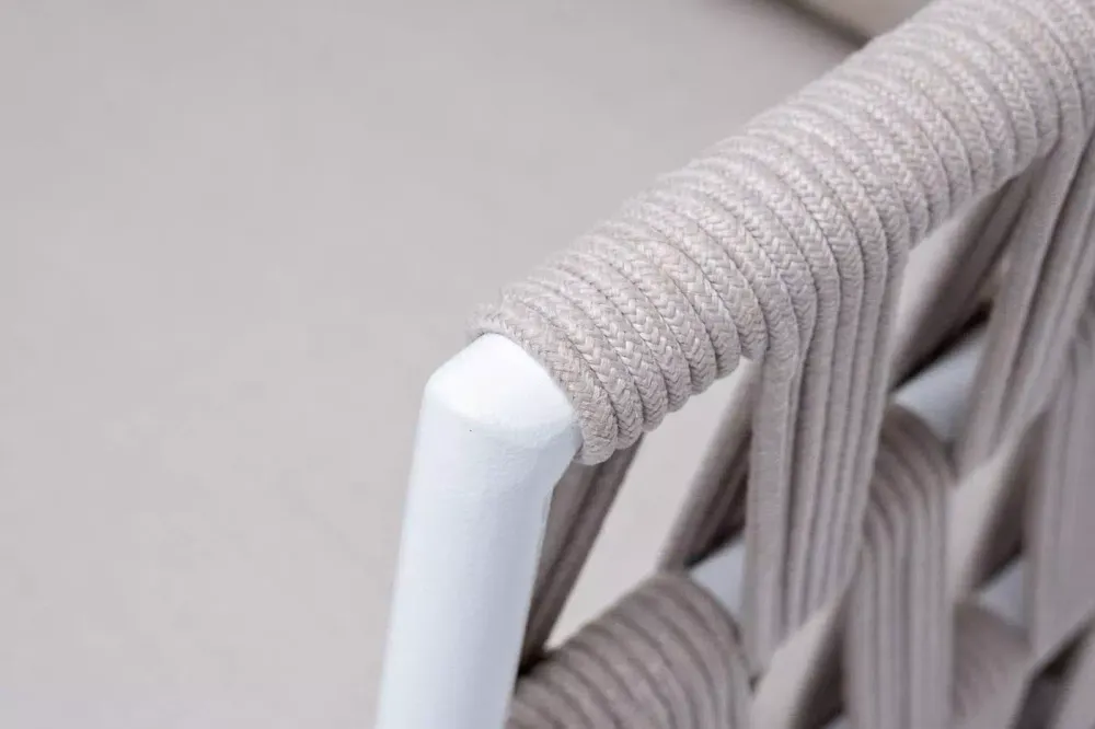 "Диего" кресло плетеное из роупа, основание дуб, каркас алюминий светло-серый (RAL7035) муар, роуп бежевый круглый, ткань бежевая 052