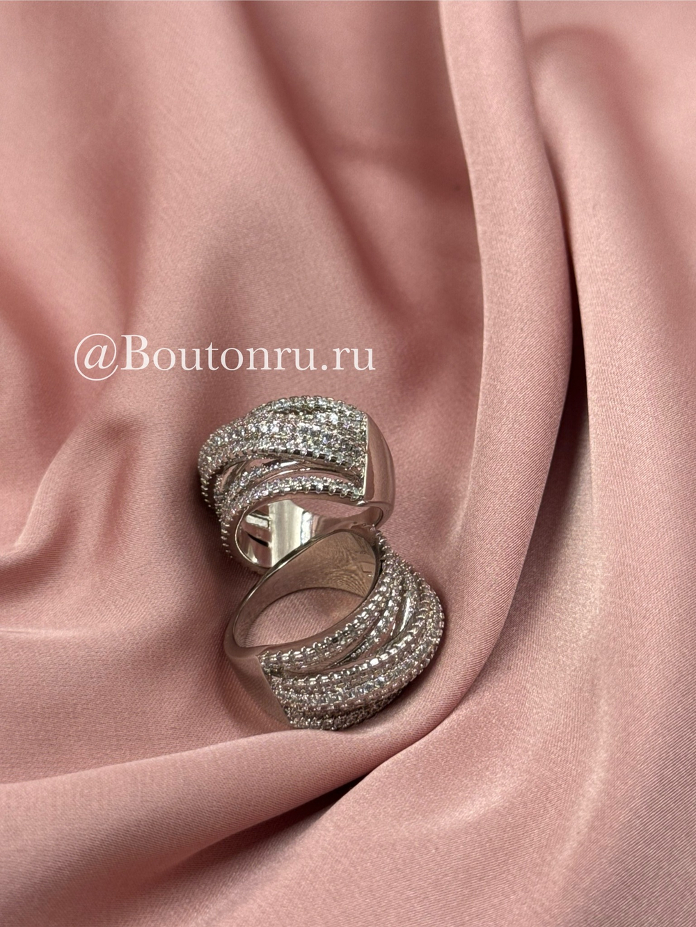 Кольцо серебристое многослойное в стразах