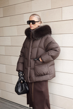 Пуховик с акцентными карманами и капюшоном