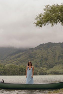 ZARA ПЛАТЬЕ МИДИ ИЗ СТРУЯЩЕЙСЯ ТКАНИ, ГОЛУБОЙ