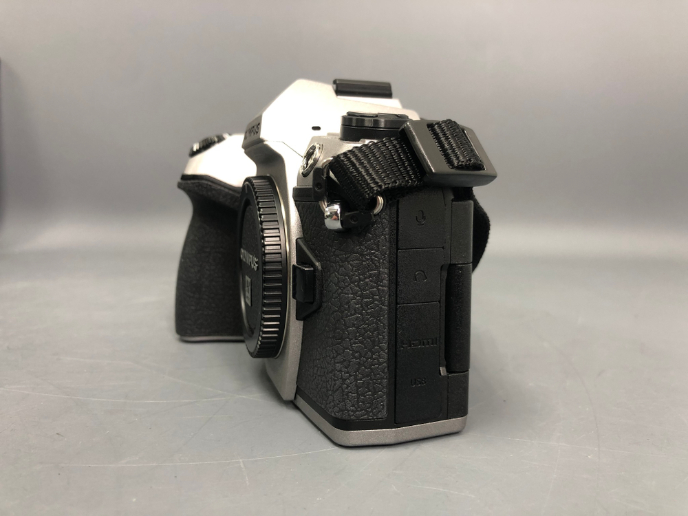 Olympus E-M1 Mark II Body Silver ( 350 кадров)
