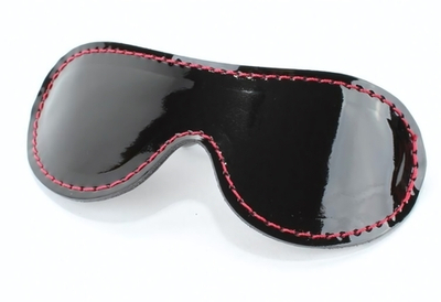 Чёрная лаковая маска из кожи с красной строчкой (Цвет: черный с красным)