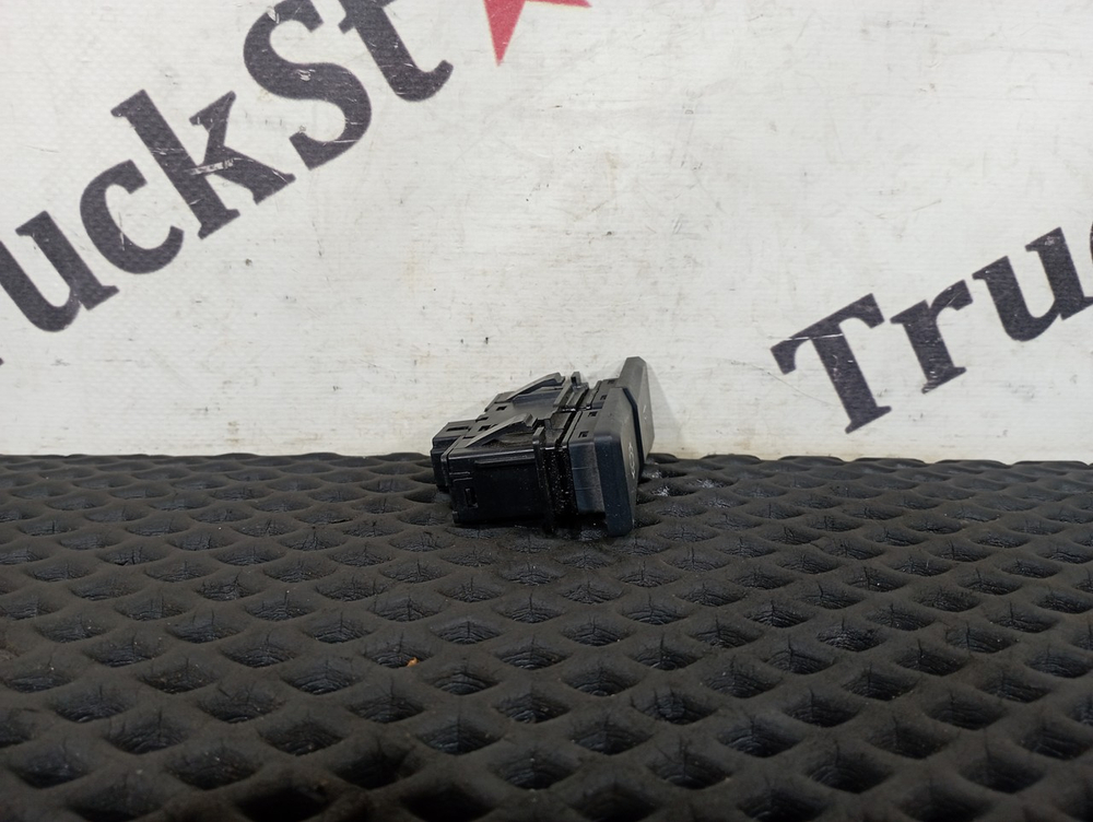 Кнопка освещения салона