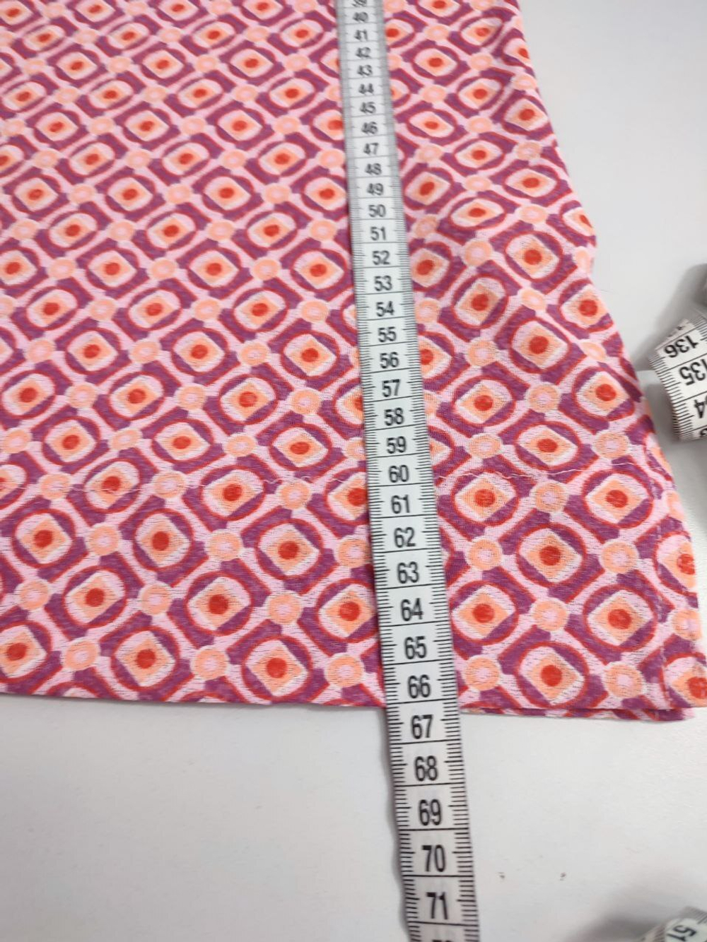 Футболка с разноцветным принтом 46-48 размер