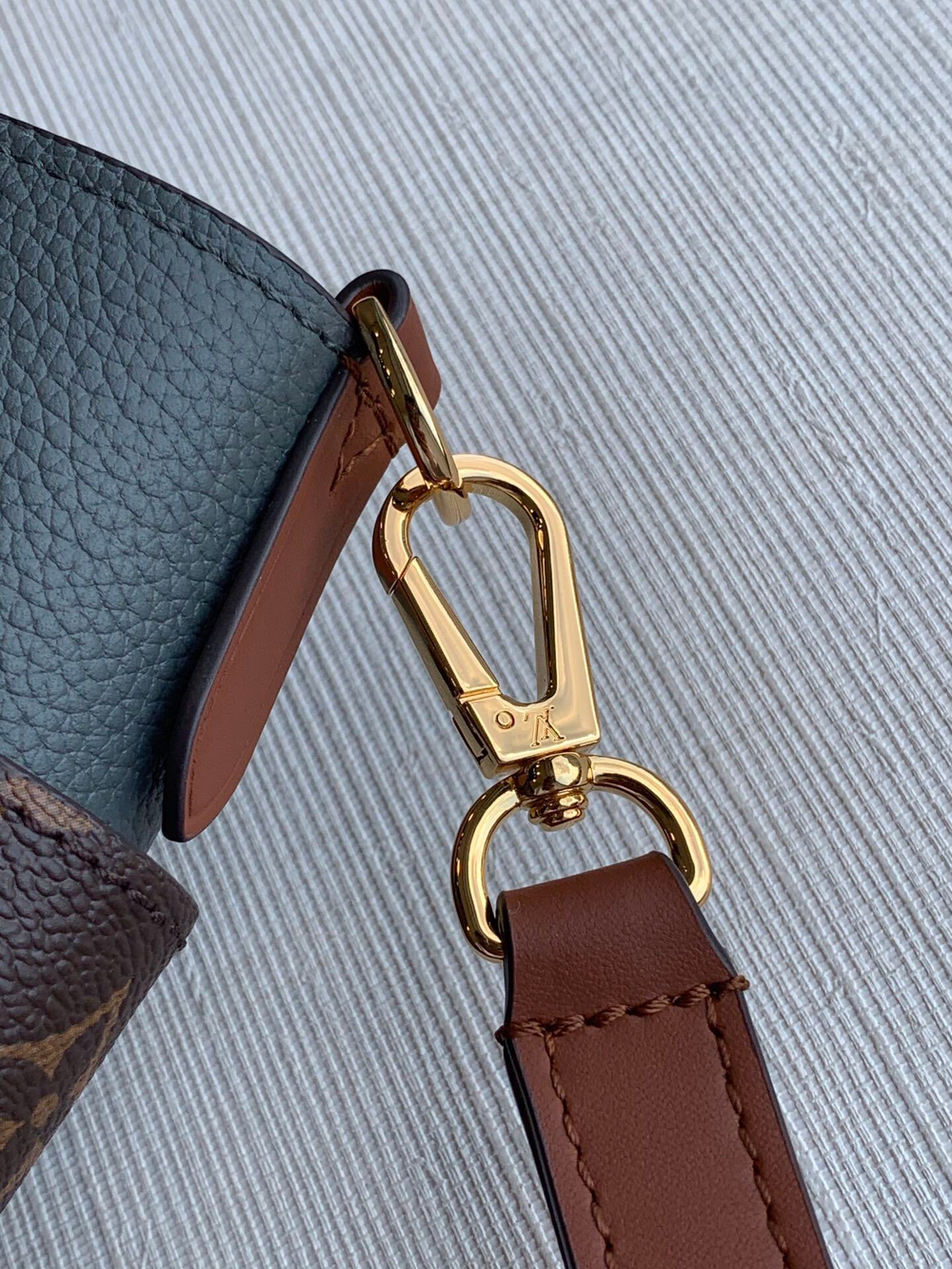 Louis Vuitton On My Side MM
