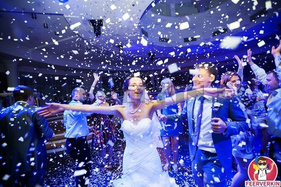 Выстрел конфетти или серпантина