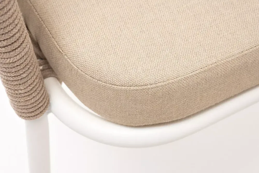 "Лион" стул плетеный из роупа, каркас из стали белый муар, роуп бежевый круглый, ткань бежевая 052