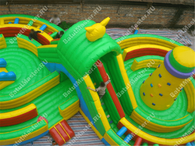 Надувная полоса препятствий "Мощный лабиринт" 20*10*6 м