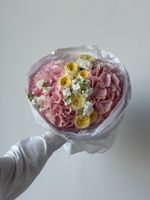 Букет сборный из кустовых пионовидных роз, гортензии, маттиолы и кустовых диантусов