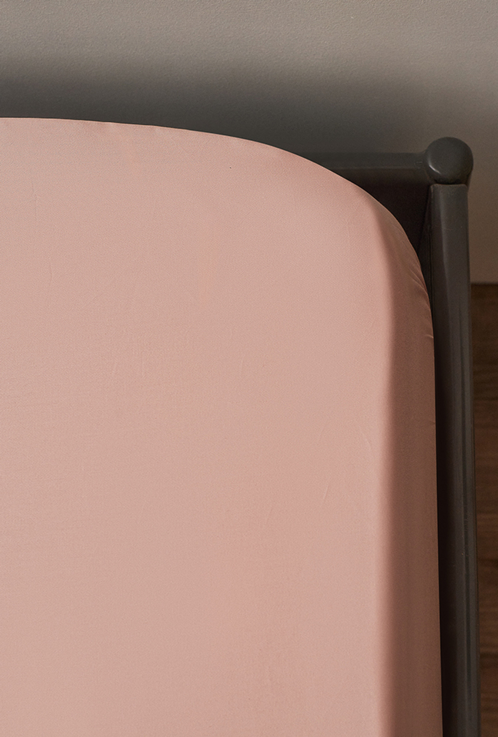 Простыня на резинке из премиального сатина цвета пыльной розы из коллекции essential, 200х200х30 см