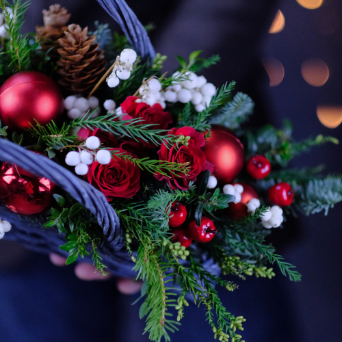 Купить Корзина новогодняя #358 с еловыми ветками малая