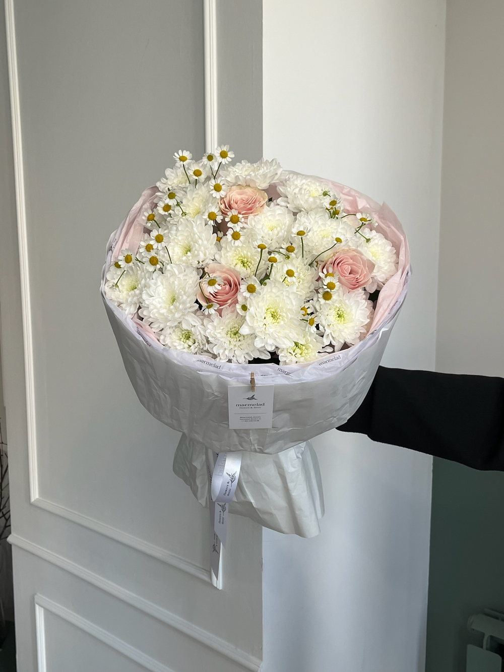 Авторский букет сборный из хризантемы, ромашки и роз