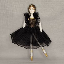 Елочная игрушка балерина «Чёрный лебедь» с повязкой