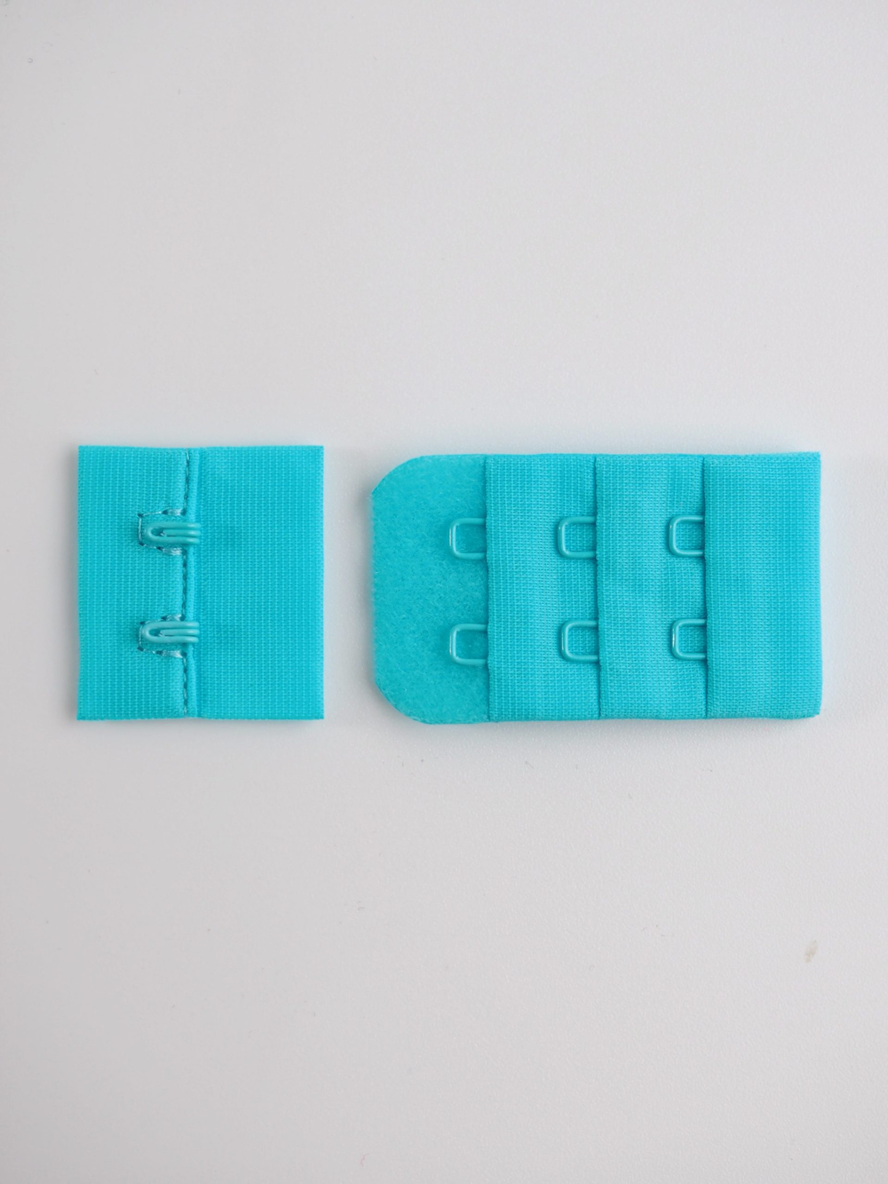 Застежка для бюстгальтера ярко-голубая с крючками 2х3