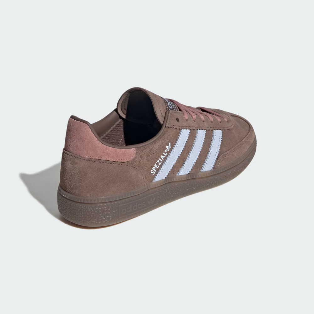 СПЕЦИАЛЬНАЯ СЕРИЯ ДЛЯ ГАНДБОЛА: КРОССОВКИ С РИСУНКОМ «ЖИРАФ» - ADIDAS