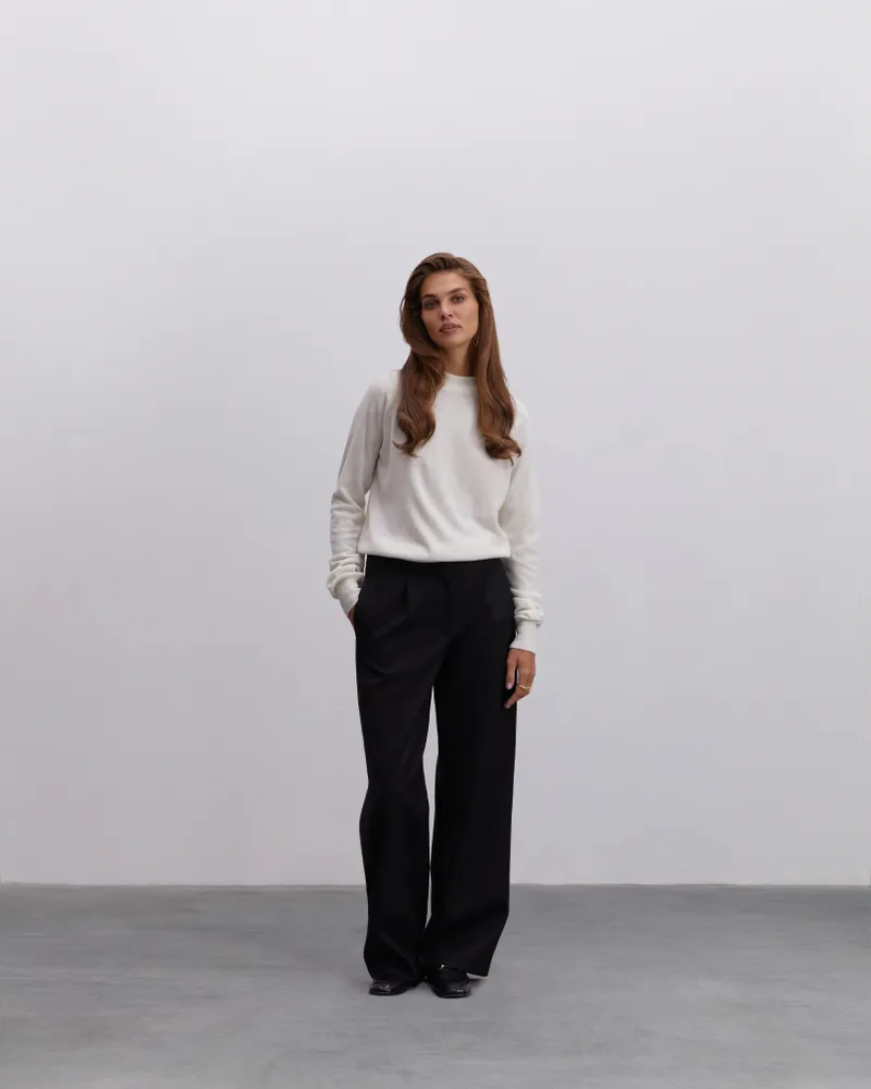 Молочный шерстяной джемпер из шерсти укороченный