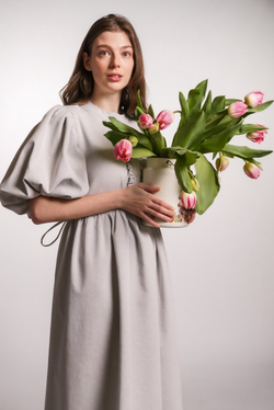 Платье с жабо и рукавами фонариками из плотного хлопка, в светло-сером цвете