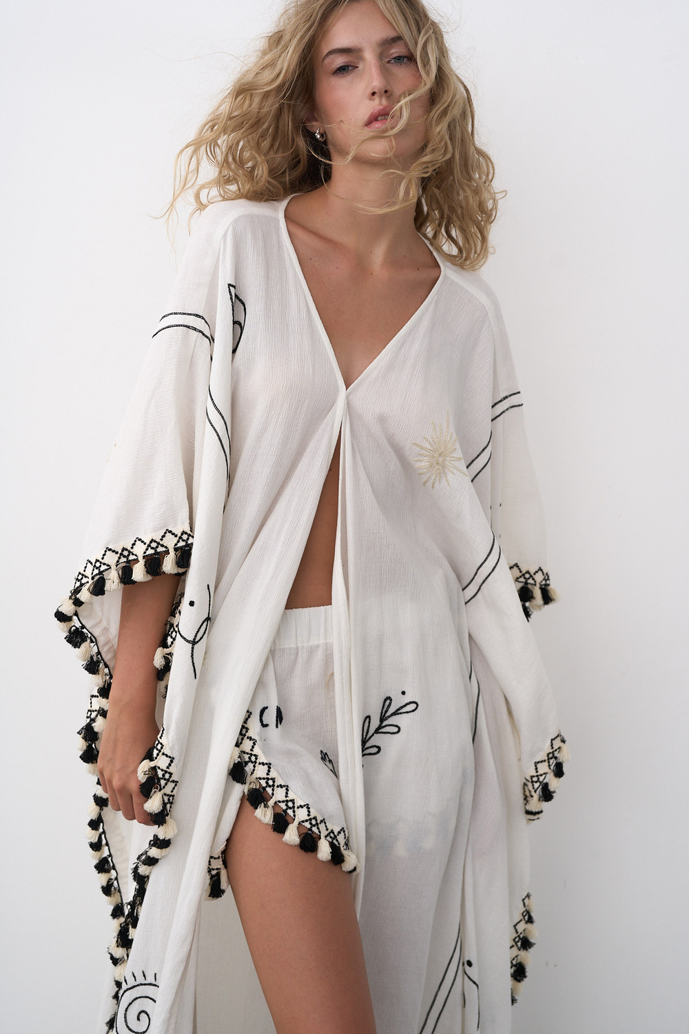 Шорты-мини с бахромой и вышивкой