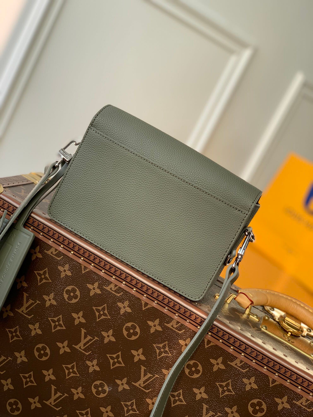 Louis Vuitton Takeoff Messenger