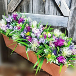 Композиция в ящике из искусственных цветов