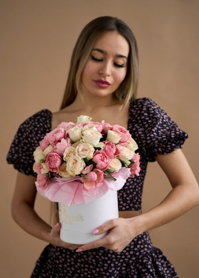 Композиция из 15 веток пионовидной розы