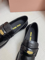 Женские кожаные лоферы Miu Miu черного цвета