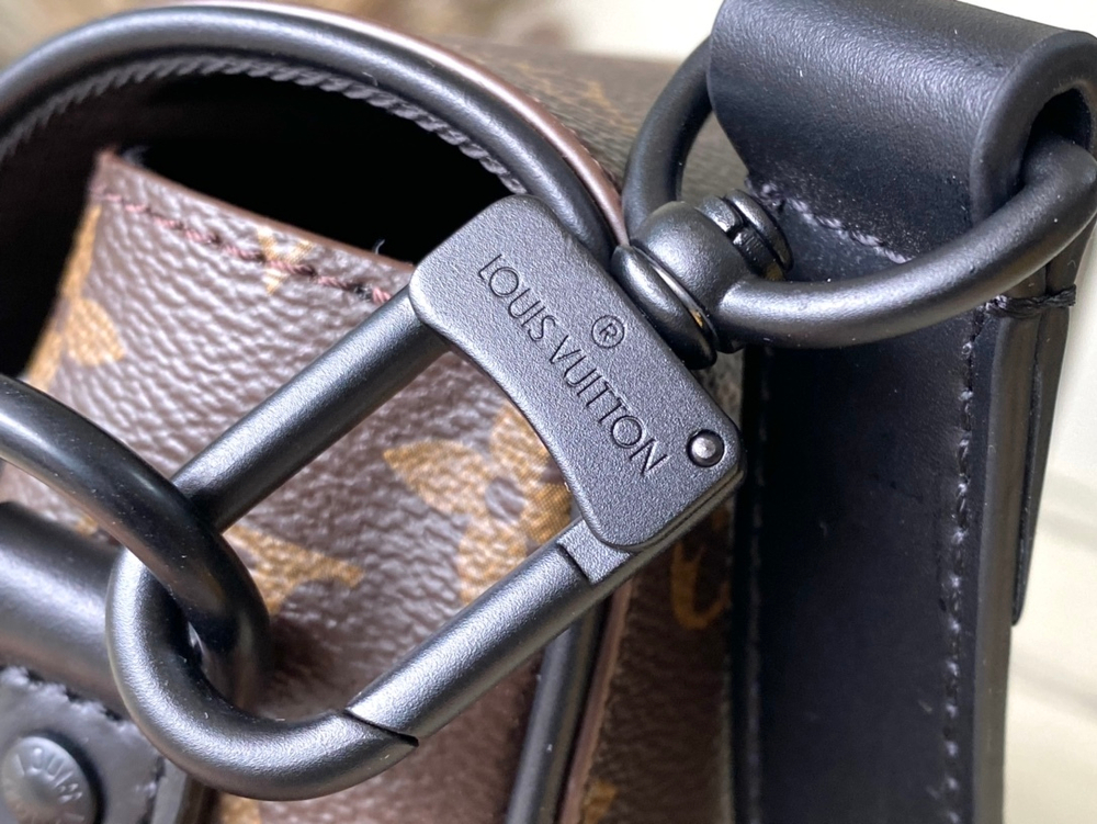 Louis Vuitton Montsouris Messenger PM