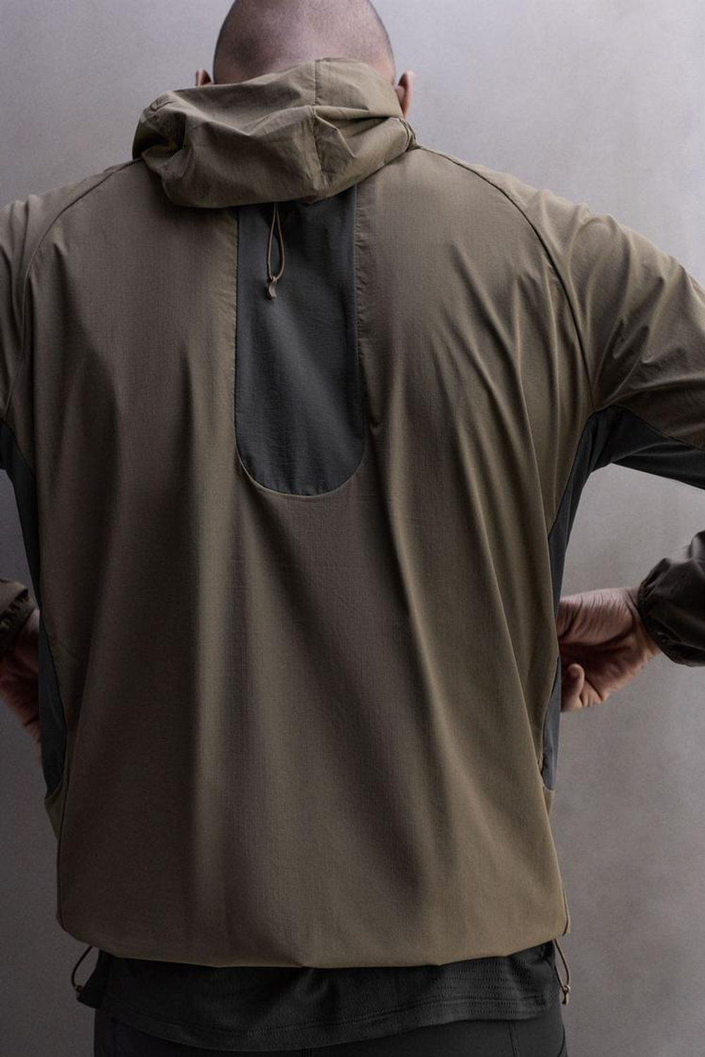 ZARA ЛЕГКАЯ ТЕХНИЧЕСКАЯ КУРТКА ДЛЯ БЕГА, КОРИЧНЕВЫЙ