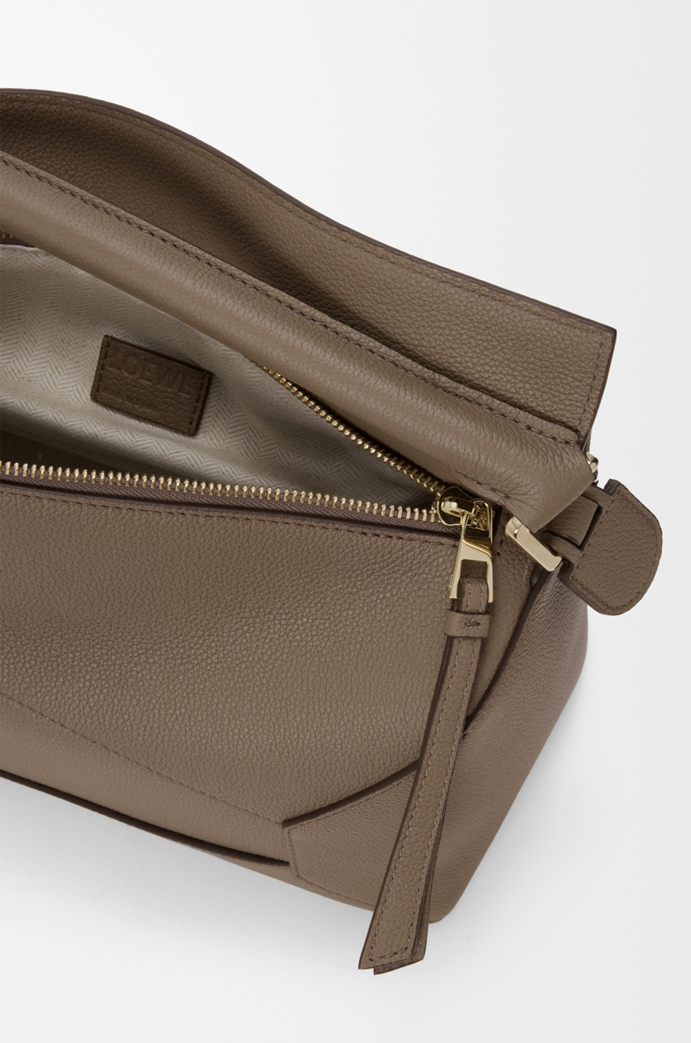 Loewe Сумка среднего размера Puzzle Edge из мягкой зернистой телячьей кожи, серо-коричневый