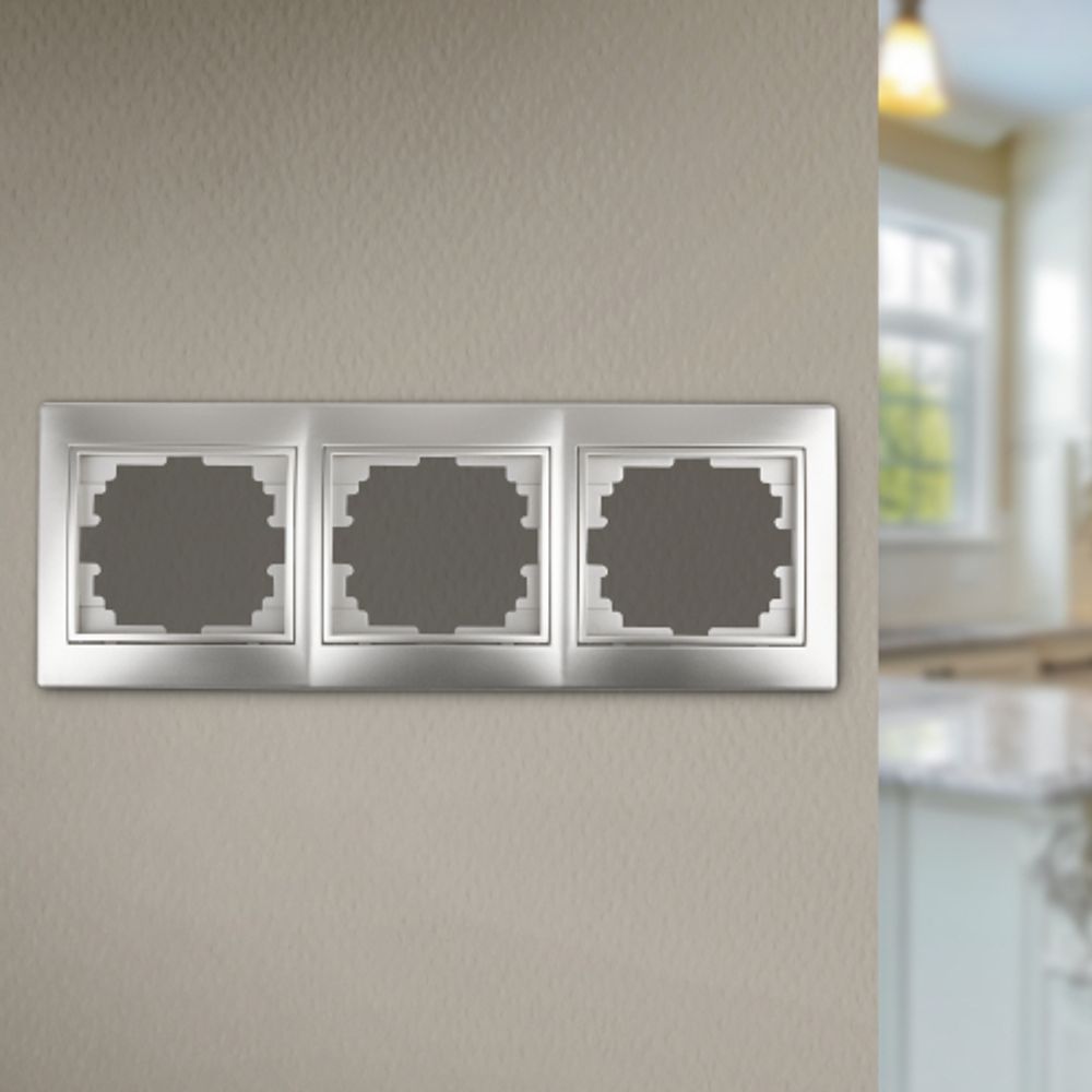 Рамка для розеток и выключателей Intro Plano 1-503-03 на 3 поста горизонтальная, СУ, алюминий