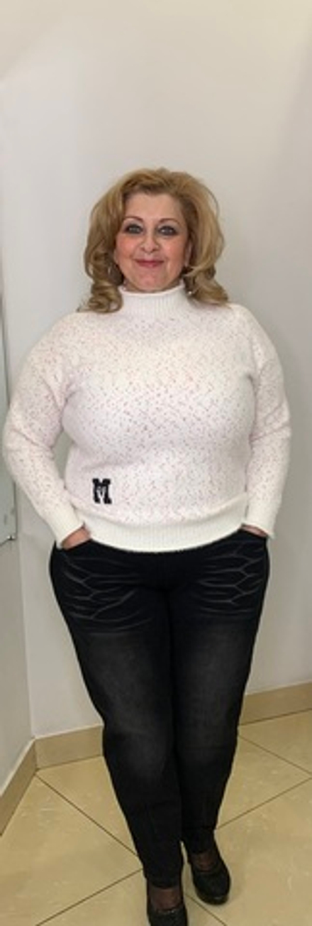 Белый  меланжевый свитер с ворсинками