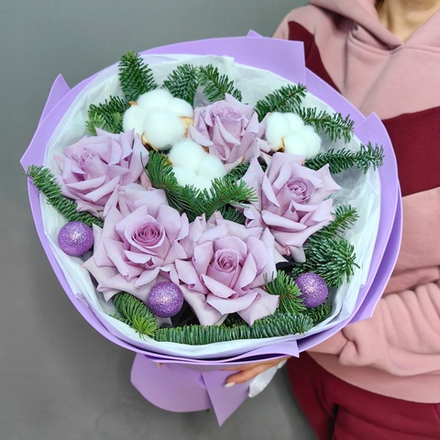 Букет из сиреневых французских роз сорта "Ocean Song" с зимним декором