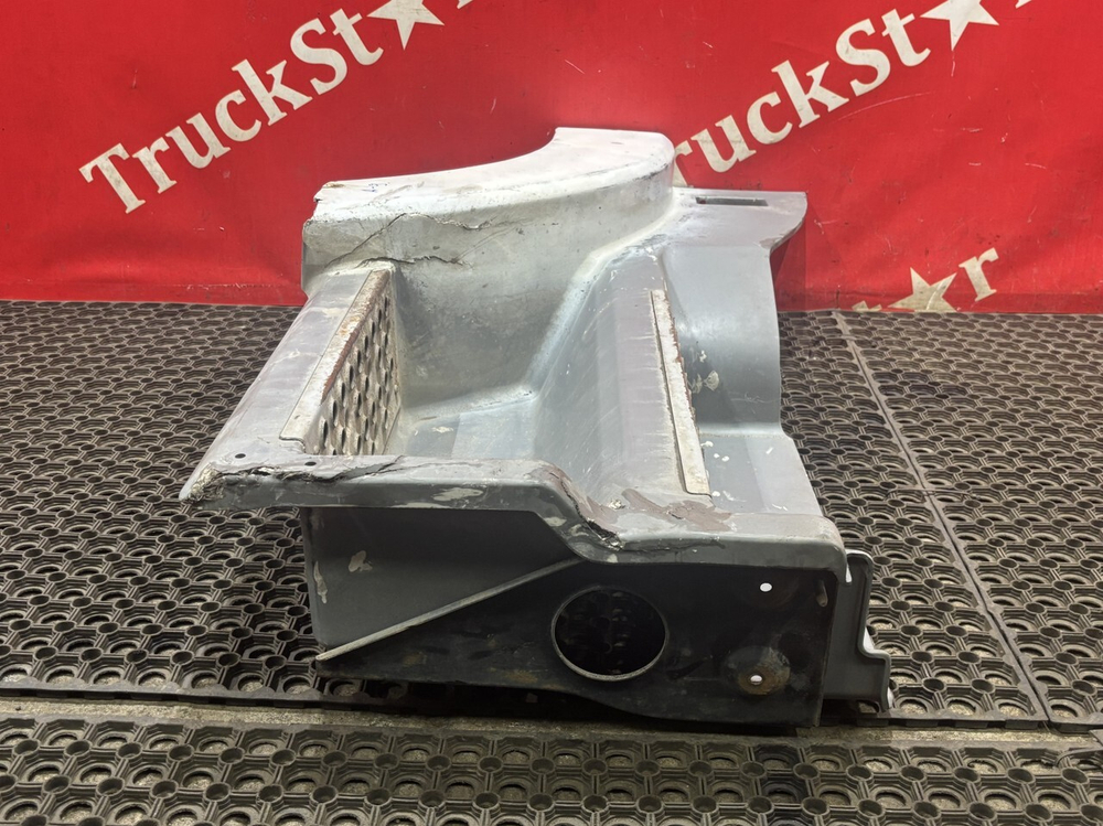 Корпус подножек правый