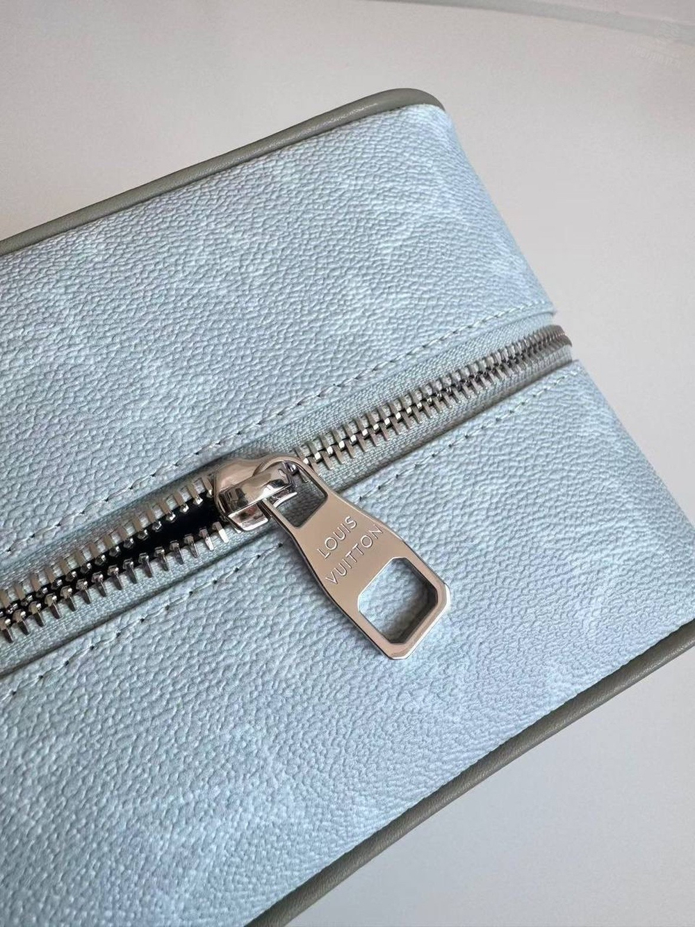 Несессер Louis Vuitton Dopp Kit