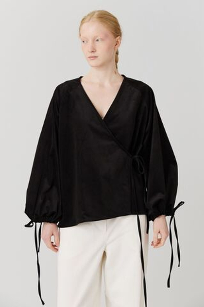 Блузка на запах из черного вельвета