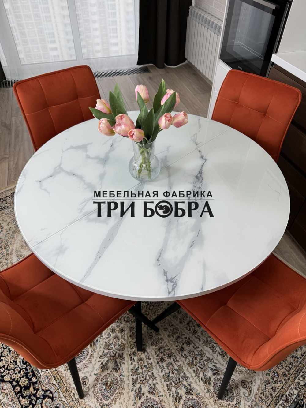 Круглый стеклянный раздвижной стол "Серый мрамор 262" и стулья "ГУЧИ" оранжевый